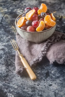 Mandarin, üzüm, yaban mersini meyve salatası ile plaka. Lezzetli 