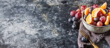 Mandarin, üzüm, yaban mersini meyve salatası ile plaka. Lezzetli 