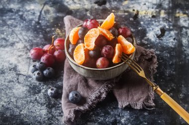 Mandarin, üzüm, yaban mersini meyve salatası ile plaka. Lezzetli 
