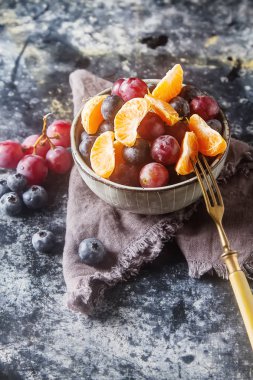 Mandarin, üzüm, yaban mersini meyve salatası ile plaka. Lezzetli 