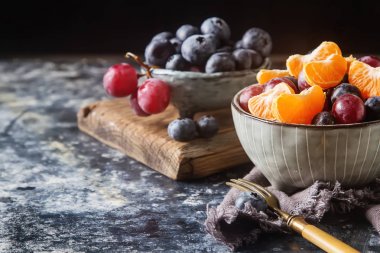Mandarin, üzüm, yaban mersini meyve salatası ile plaka. Lezzetli 