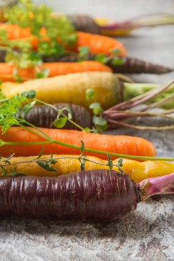 Olgun siyah, turuncu ve sarı havuç maydanoz ve kekik ile. Da