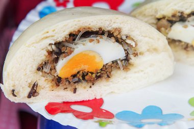 Yumurta ve et için bir çift ile tart. Açık Asya gıda.