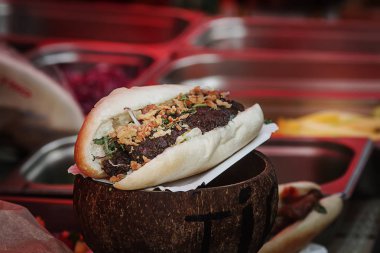 Asya sandviç et ve kızarmış soğan ile.