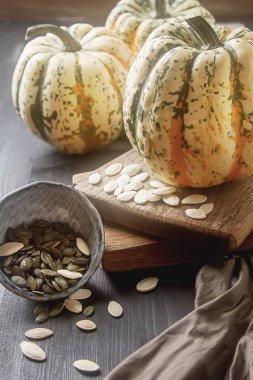 Cadılar Bayramı sembolü. Ahşap yaban domuzu çiftlikte dan olgun kabaklar