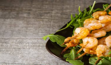 Bir ahşap şiş, ızgara, Barbekü karides ile Mini Barbekü. Simpl