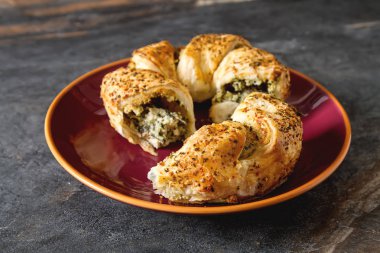 Yunan pasta spanakopita ıspanak ile peynir. Basit karanlık backgrou