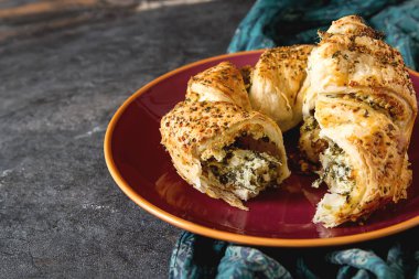 Yunan pasta spanakopita ıspanak ile peynir. Basit karanlık backgrou