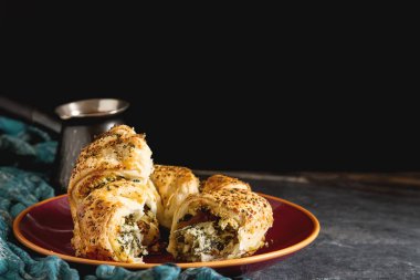 Yunan pasta spanakopita ıspanak ile peynir. Basit karanlık backgrou