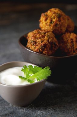 Orta Doğu geleneksel yemekleri. Falafel ekşi krema ile. Mey
