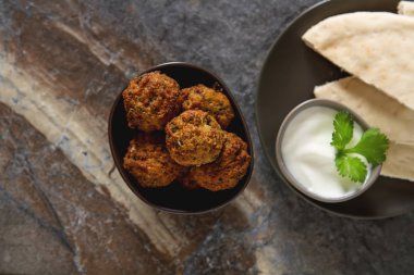Orta Doğu geleneksel yemekleri. Falafel ekşi krema ile. Mey