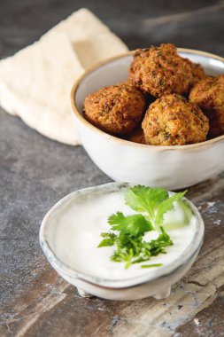 Orta Doğu geleneksel yemekleri. Falafel ekşi krema ile. Mey