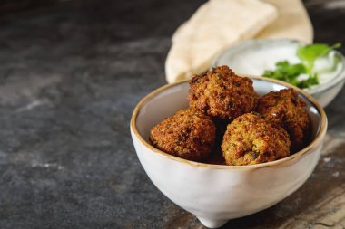 Orta Doğu geleneksel yemekleri. Falafel ekşi krema ile. Mey