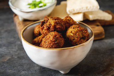 Orta Doğu geleneksel yemekleri. Falafel ekşi krema ile. Mey