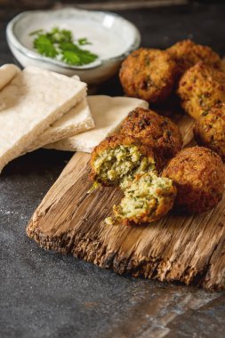 Orta Doğu geleneksel yemekleri. Falafel ekşi krema ile. Mey