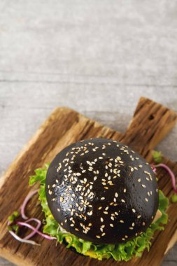 Somon Balık, marul, hardal ile siyah burger. Işık beyaz bac