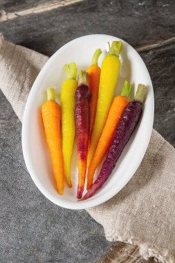 Beyazlatılmış havuç karanlık bir arka plan üzerinde. Sağlıklı gıda. Vejetaryen 