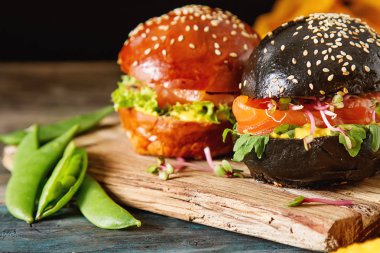 Somon Balık, marul, hardal ile siyah burger. Koyu arka plan