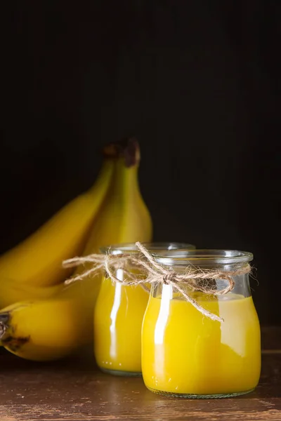 Świeże, domowe smoothie z banana. Ciemne tło. — Zdjęcie stockowe