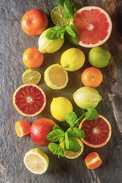 Succo di agrumi e fette di arancia, pompelmo, limone, lime — Foto Stock