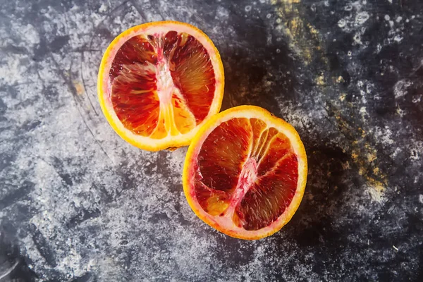 Succo di agrumi Arancio rosso. Vitamina C. Sfondo scuro . — Foto Stock