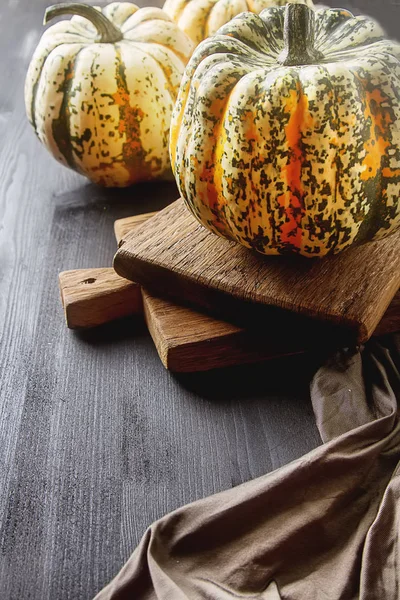 Symbole Halloween. Citrouilles mûres à la ferme avec un chiffon sombre. B — Photo