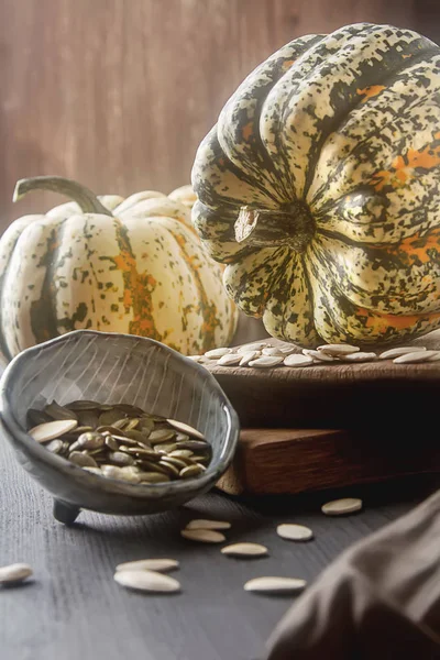 Halloween symbol. Ripe pumpkins from the farm on the wooden boar — Stock Photo, Image