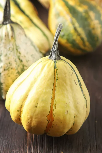 Dekoration für Halloween. klein der meiste Kürbis auf einem dunklen Holzbalken — Stockfoto