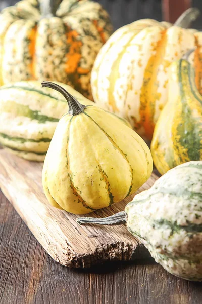 Dekoration für Halloween. klein der meiste Kürbis auf einem dunklen Holzbalken — Stockfoto