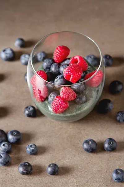 Świeże, soczyste bluesberries spirulina koktajle w szkle. Simpl — Zdjęcie stockowe