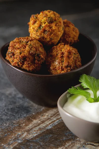Orta Doğu geleneksel yemekleri. Falafel ekşi krema ile. Mey