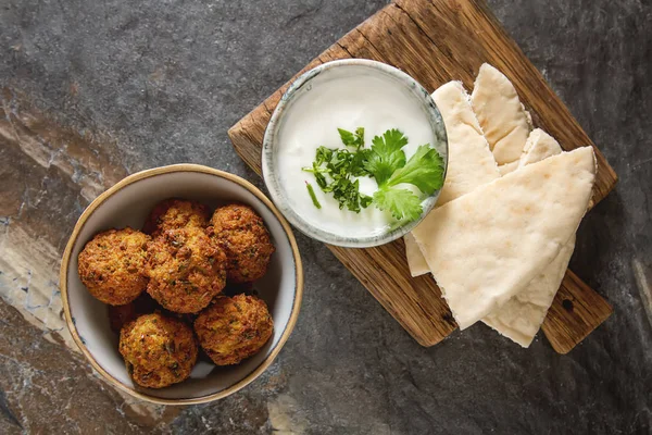 Plats traditionnels du Moyen-Orient. Falafel à la crème sure. Végé — Photo