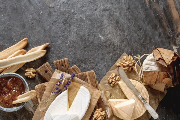 French national food. Cheese with mold. A delicious appetizer fo — Stock Photo, Image