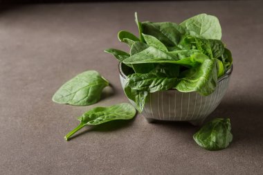 Susam ve soya sosu ile pişmiş Çin lahanası. 