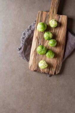 Susam ve soya sosu ile pişmiş Çin lahanası. 