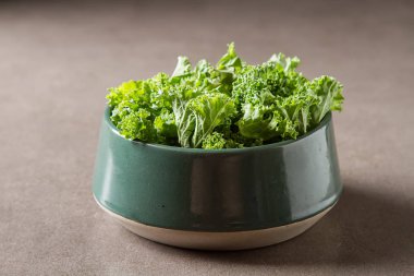 Susam ve soya sosu ile pişmiş Çin lahanası. 