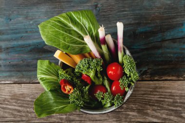 İtalyan yeşil salata. Brokoli, biber, domates, soğan, bochko