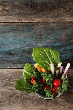 İtalyan yeşil salata. Brokoli, biber, domates, soğan, bochko