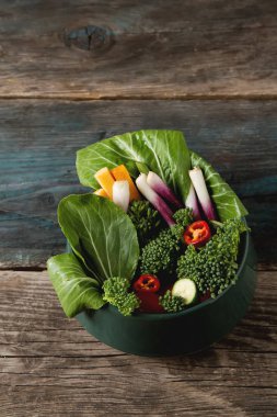 İtalyan yeşil salata. Brokoli, biber, domates, soğan, bochko