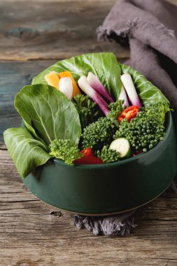 İtalyan yeşil salata. Brokoli, biber, domates, soğan, bochko