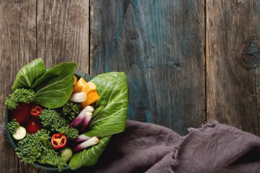 İtalyan yeşil salata. Brokoli, biber, domates, soğan, bochko