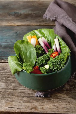 İtalyan yeşil salata. Brokoli, biber, domates, soğan, bochko