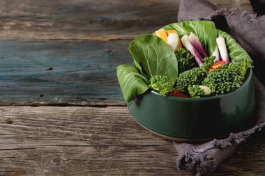 İtalyan yeşil salata. Brokoli, biber, domates, soğan, bochko