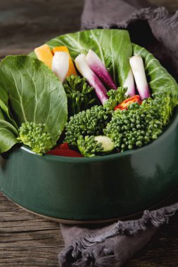 İtalyan yeşil salata. Brokoli, biber, domates, soğan, bochko