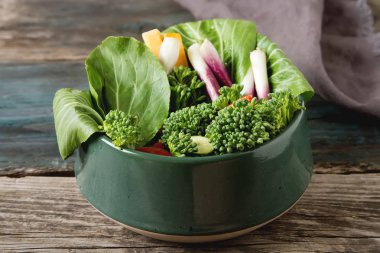 İtalyan yeşil salata. Brokoli, biber, domates, soğan, bochko