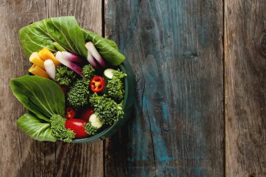 İtalyan yeşil salata. Brokoli, biber, domates, soğan, bochko