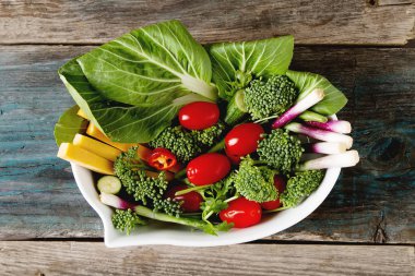 İtalyan yeşil salata. Brokoli, biber, domates, soğan, bochko