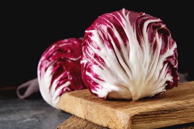 Turpla karanlık bir arka plan üzerinde. Bir vegan ve bir vegetaria için