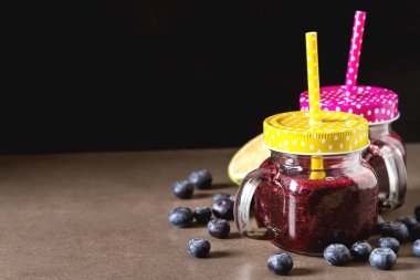 Taze sulu blueberry smoothies cam. Basit arka plan.