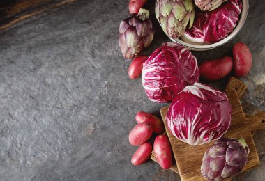 Turpla ile mor patates ve enginar koyu bir adam üzerinde